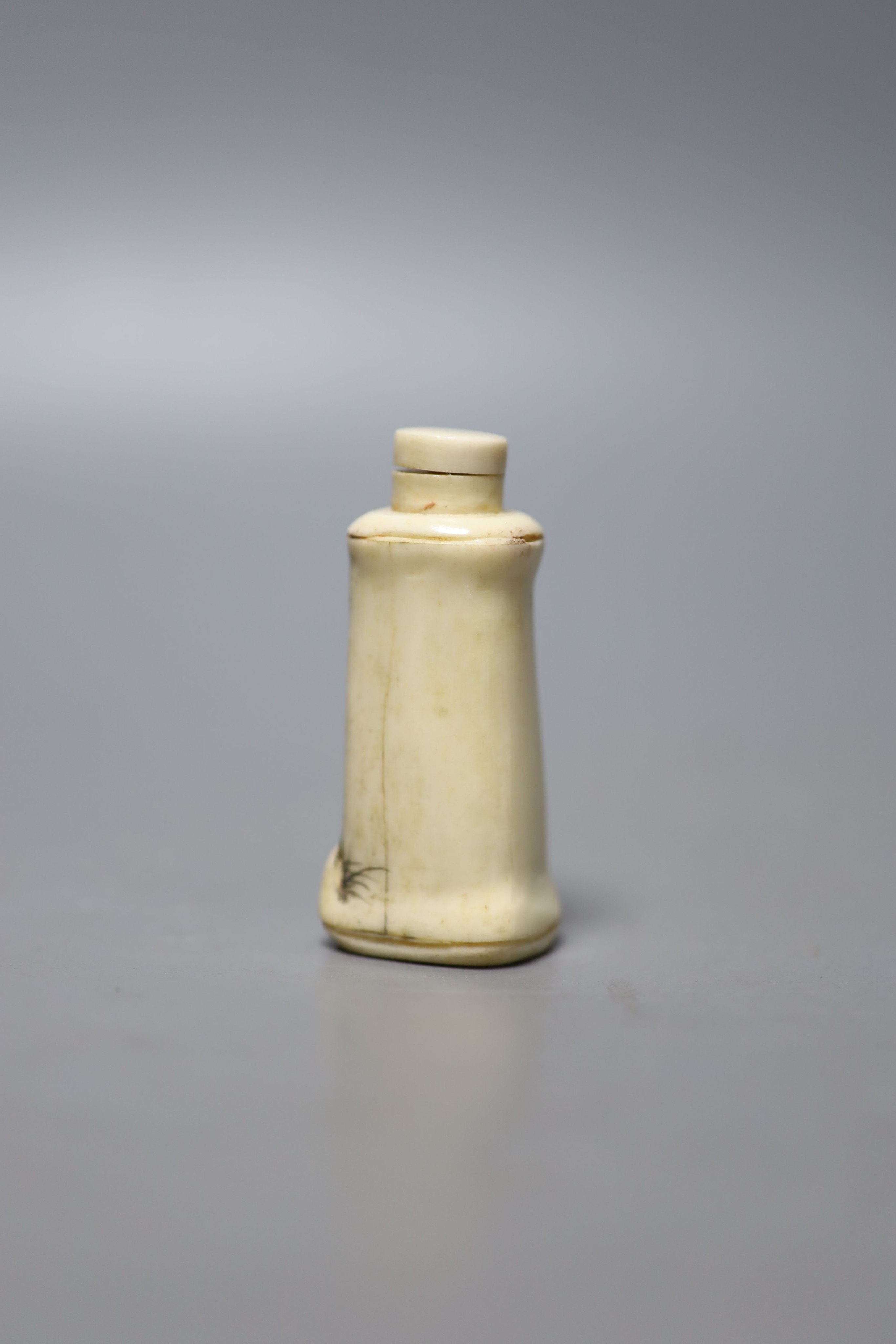 A Chinese carved bone snuff bottle, with cover, 6cm